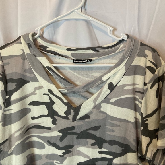 Heimish Women’s Short Sleeve V-Neck Gray Camouflage Size Large - Picture 3 of 11